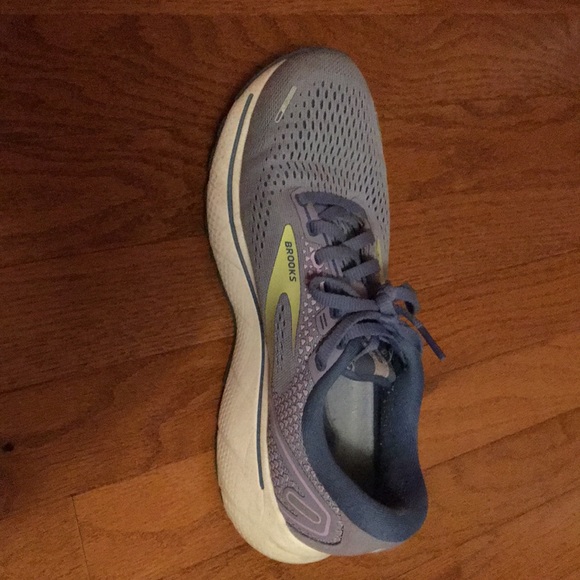 Brooks tennis shoes - Picture 7 of 11